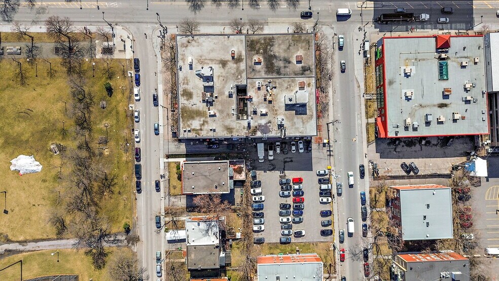 6555 Ch De La Côte-Des-Neiges, Montréal, QC à louer - Photo du bâtiment - Image 3 de 7