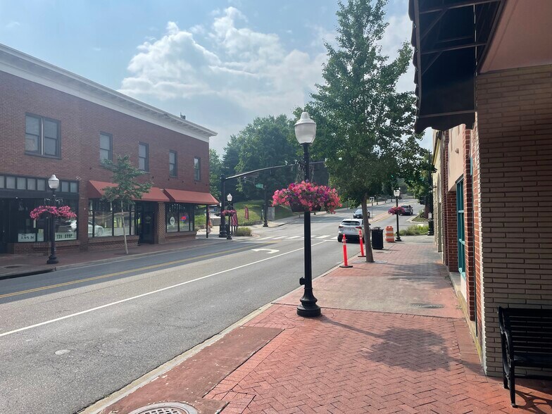 208 N Main St, Blacksburg, VA à vendre - Photo du bâtiment - Image 3 de 8