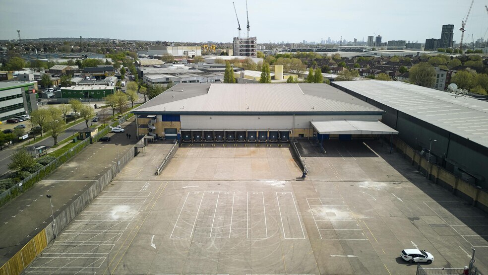 12 Central Way, Londres à louer - Photo du bâtiment - Image 2 de 8