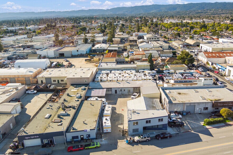 2610-2620 Bay Rd, Redwood City, CA à louer - Photo du bâtiment - Image 1 de 3