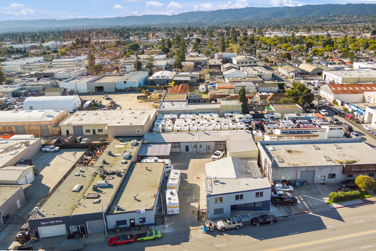 2610-2620 Bay Rd, Redwood City, CA for lease Primary Photo- Image 1 of 4