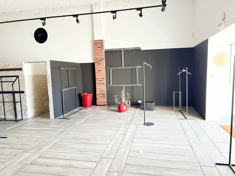 Retail in Vitrolles for lease - Building Photo - Image 2 of 4