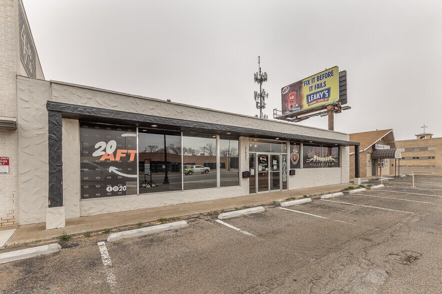 2621 34th St, Lubbock, TX for lease - Building Photo - Image 2 of 32