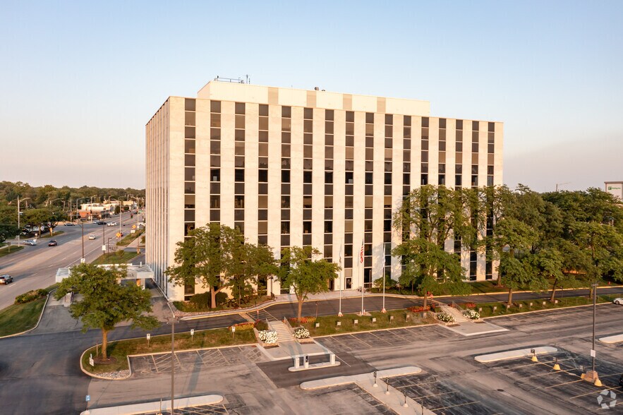 8501 W Higgins Rd, Chicago, IL for lease - Building Photo - Image 1 of 5