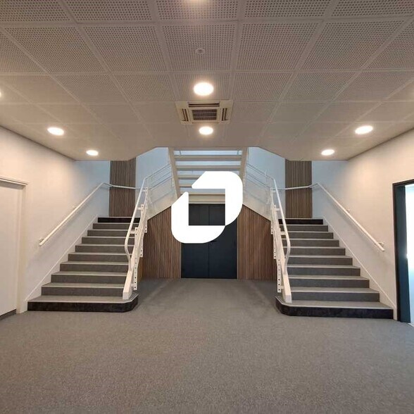 Office in Guyancourt for lease - Lobby - Image 3 of 15