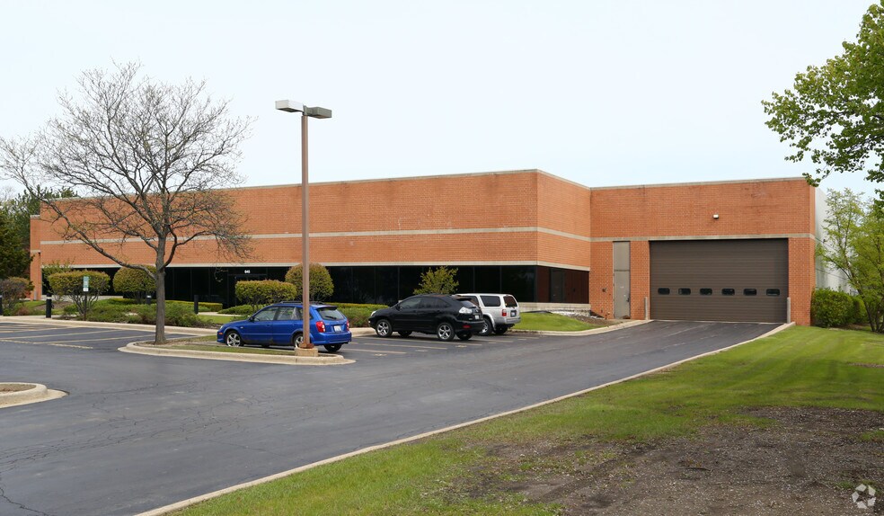 645 Forest Edge Dr, Vernon Hills, IL à vendre - Photo du bâtiment - Image 2 de 2