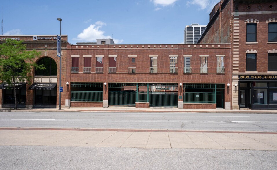919 S Harrison St, Fort Wayne, IN à louer - Photo du bâtiment - Image 2 de 8