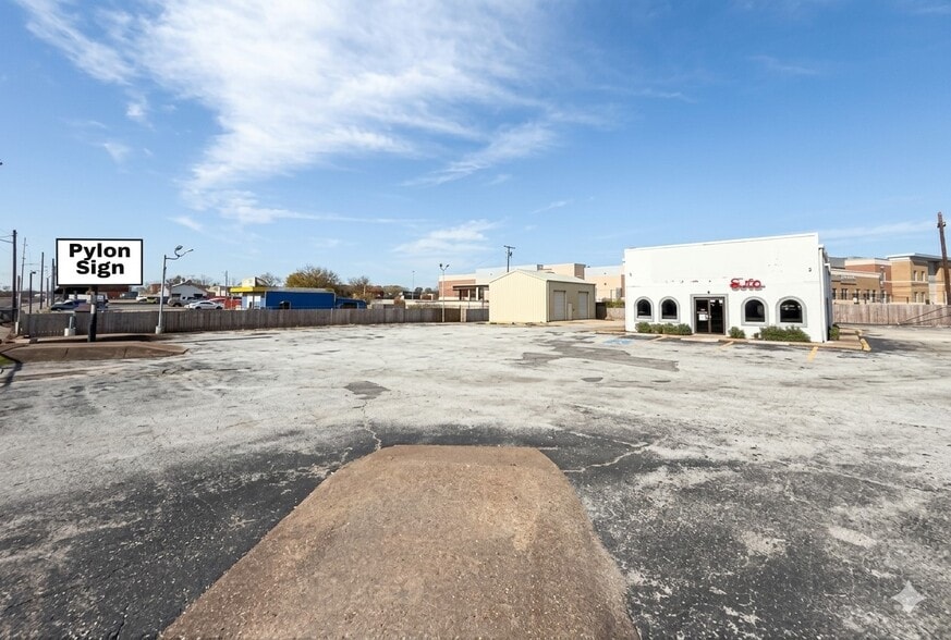5959 E Belknap St, Haltom City, TX for lease - Building Photo - Image 2 of 10