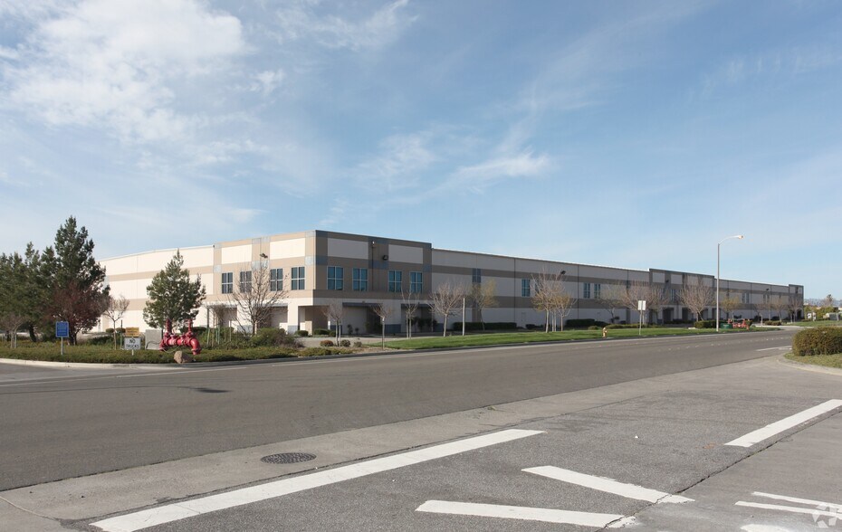 2340 E Main St, Woodland, CA for lease - Building Photo - Image 2 of 3