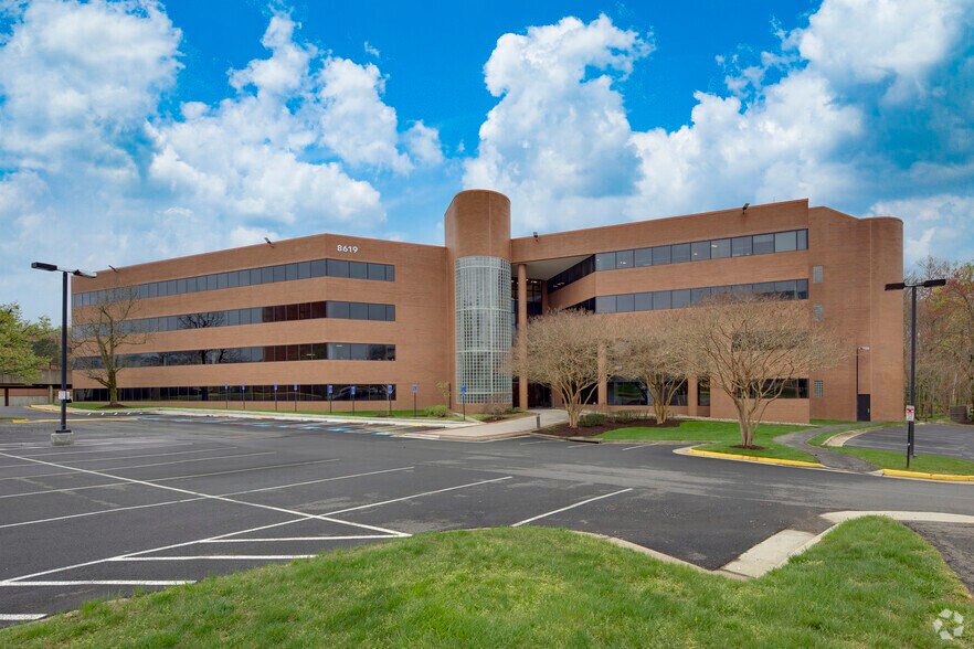 8619 Westwood Center Dr, Vienna, VA à louer - Photo du bâtiment - Image 1 de 14