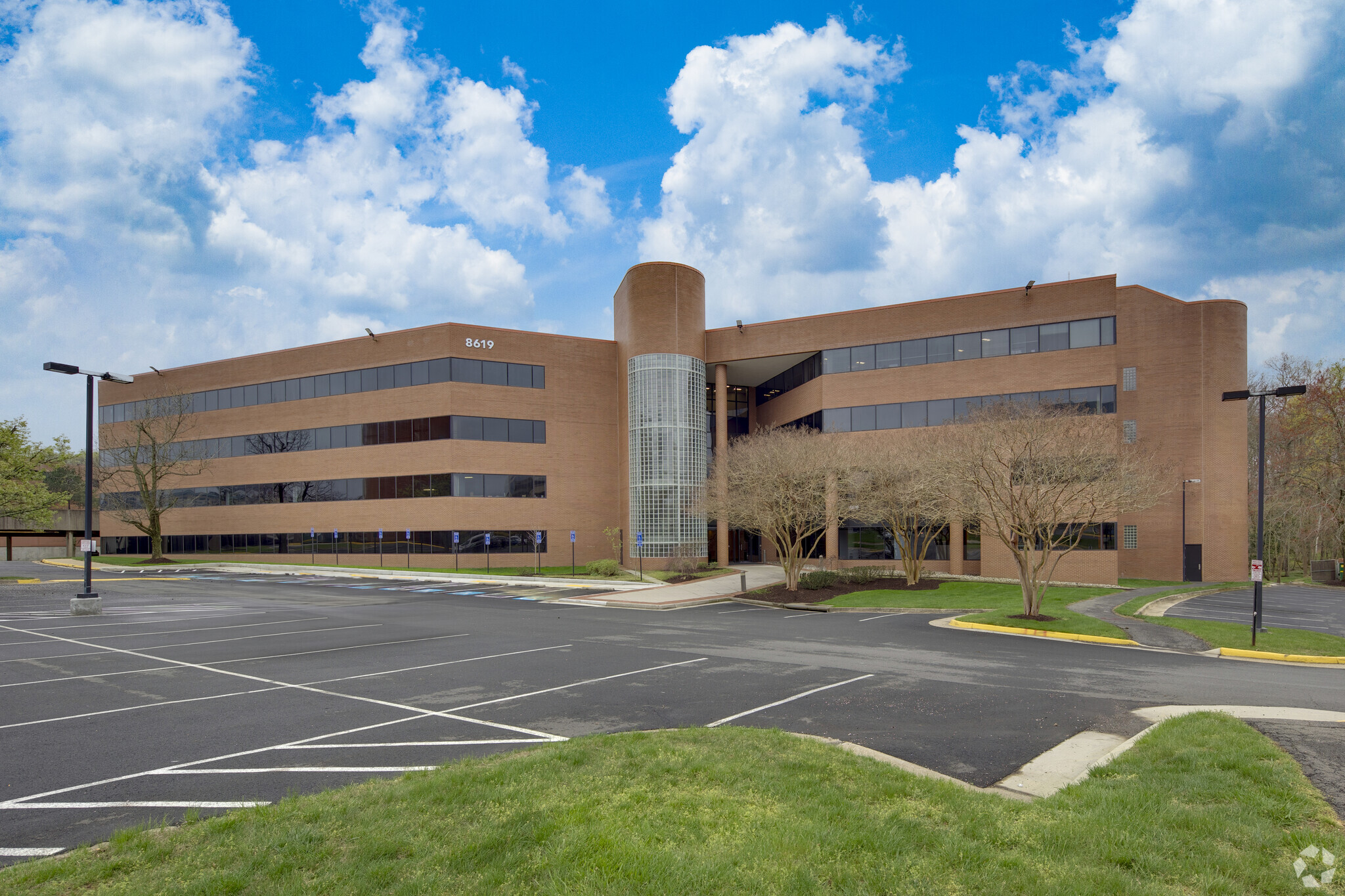 8619 Westwood Center Dr, Vienna, VA for lease Building Photo- Image 1 of 7