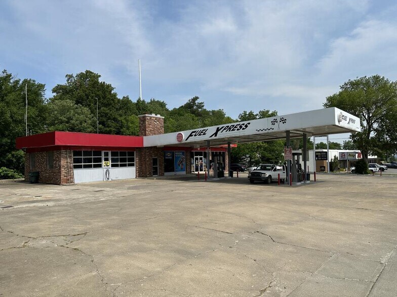 1501 N College Ave, Fayetteville, AR à louer - Photo du bâtiment - Image 1 de 9