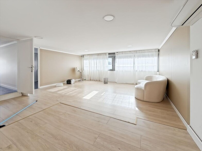 23 Boulevard De La Gare, La Penne-sur-Huveaune for lease - Interior Photo - Image 1 of 23