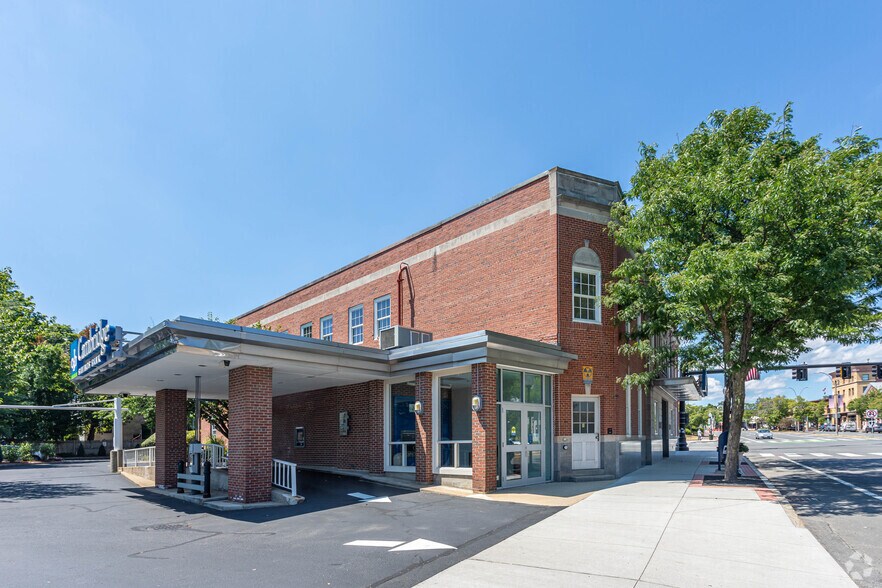 626 Massachusetts Ave, Arlington, MA à louer - Photo du bâtiment - Image 3 de 5