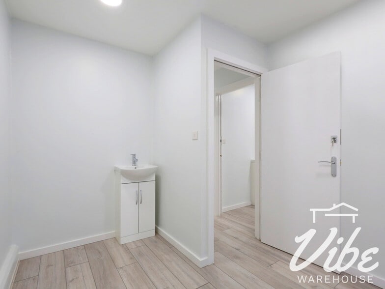 214-218 High Rd, London for lease - Building Photo - Image 3 of 8