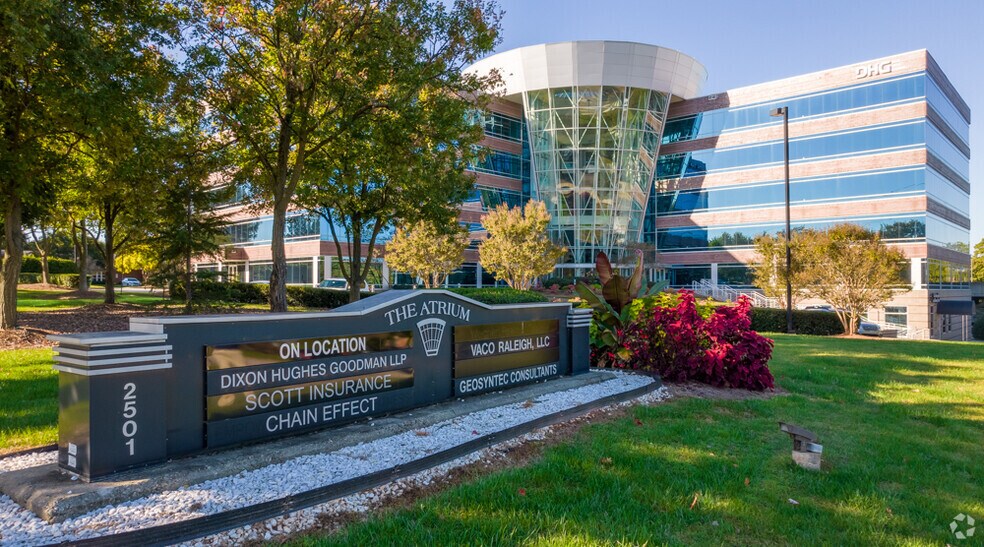 2501 Blue Ridge Rd, Raleigh, NC à louer - Photo du bâtiment - Image 2 de 20