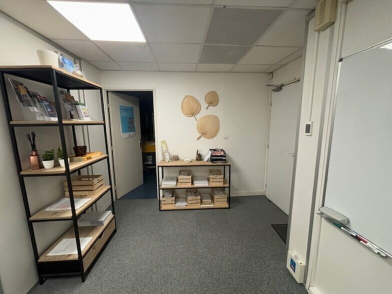Office in Aix En Provence for lease - Interior Photo - Image 3 of 5