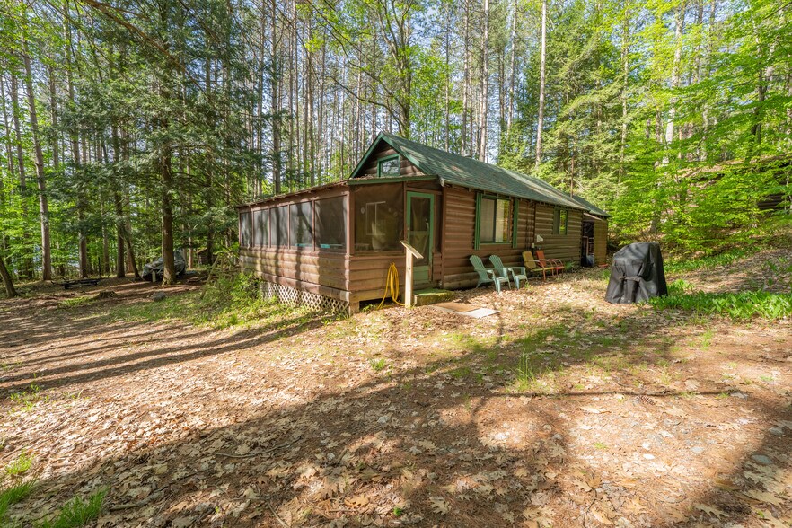 224 N Shore Rd, Hadley, NY à vendre - Photo du bâtiment - Image 3 de 33