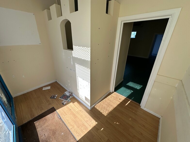 109 Manor Dr N, New Malden for lease - Interior Photo - Image 3 of 8