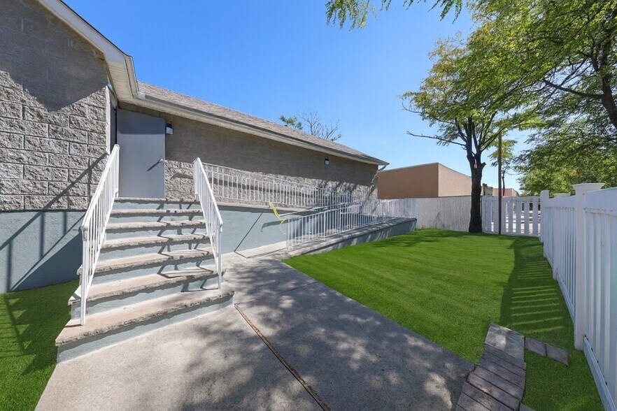 472 Netherland Ave, Staten Island, NY à vendre - Photo du bâtiment - Image 2 de 14