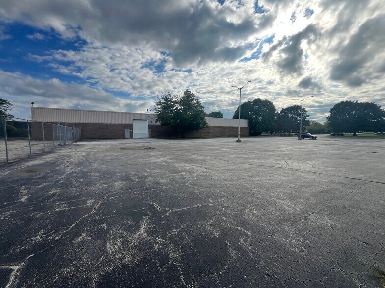 333 W Washington Blvd, Mundelein, IL for sale - Building Photo - Image 3 of 21