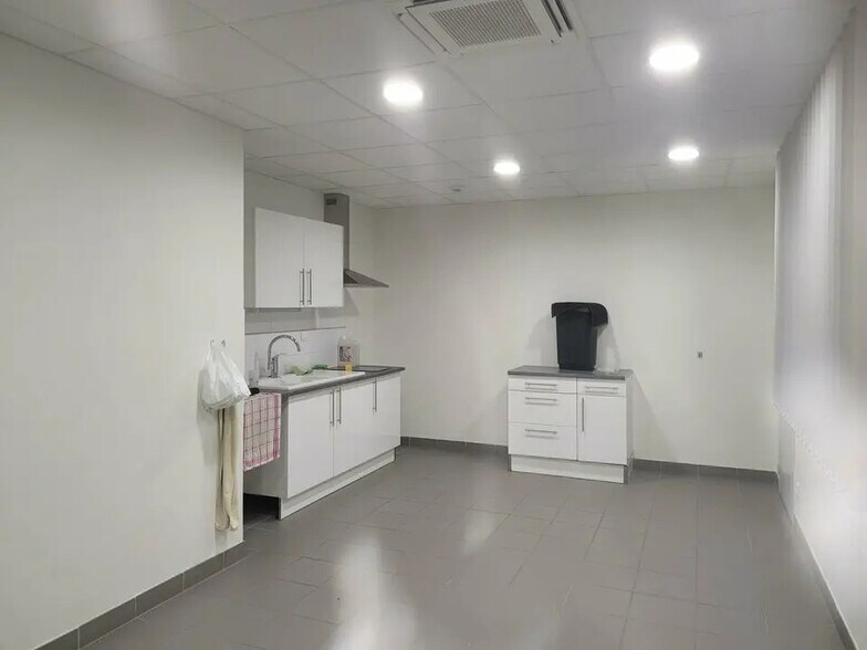 Flex in Reyrieux for lease - Interior Photo - Image 2 of 7