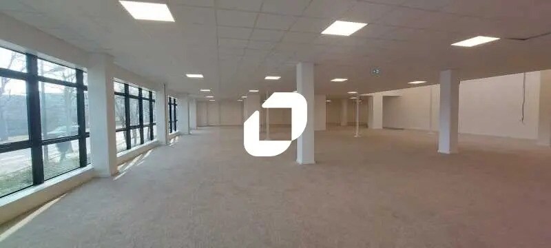 Bureau dans Saint-Denis à louer - Photo du bâtiment - Image 2 de 30