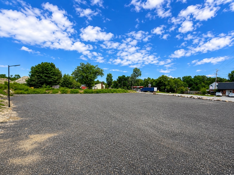 685 Quaker Hwy, Uxbridge, MA for sale - Building Photo - Image 1 of 8