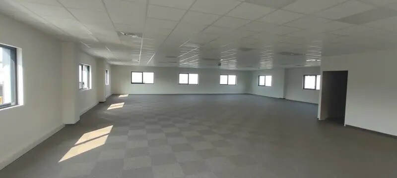 Office in Bourgoin-Jallieu for lease - Interior Photo - Image 2 of 12