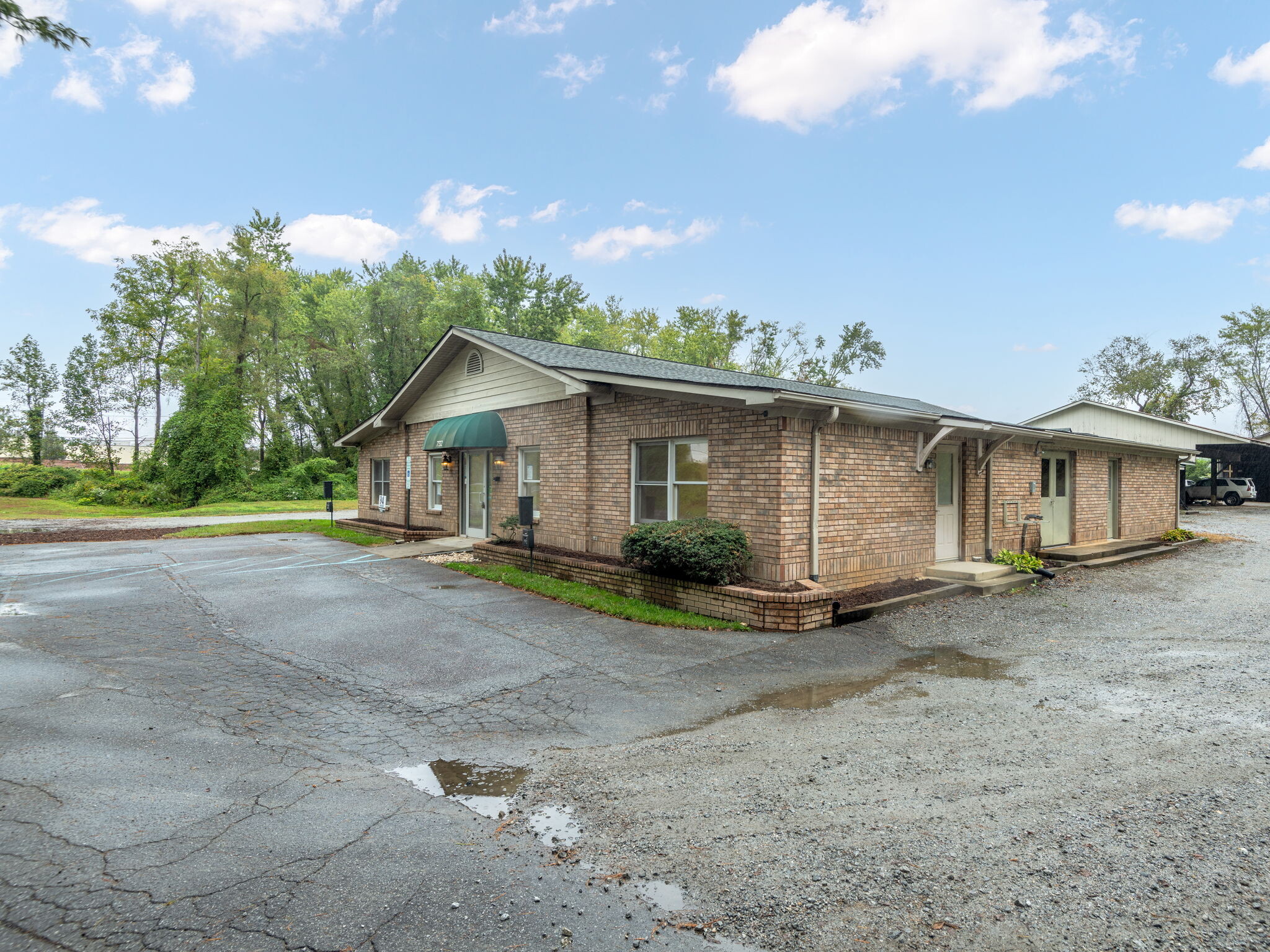 732 Jonesborough St, Hendersonville, NC for lease Building Photo- Image 1 of 14
