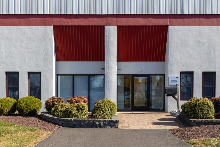 903 Sheehy Dr, Horsham Township, PA à louer - Photo du bâtiment - Image 3 de 13
