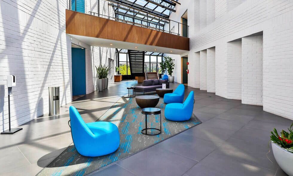 30851 Agoura Rd, Agoura Hills, CA à vendre - Photo du bâtiment - Image 3 de 12