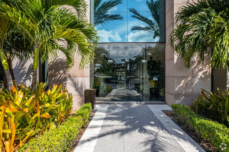 4001 Tamiami Trl N, Naples, FL à louer - Photo du bâtiment - Image 3 de 4