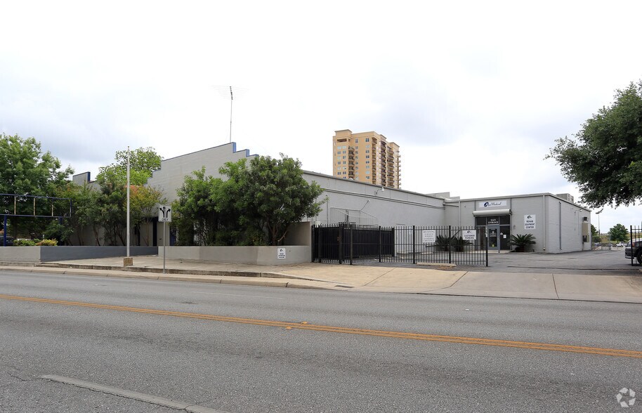 1116 E Houston St, San Antonio, TX à louer - Photo du bâtiment - Image 1 de 8