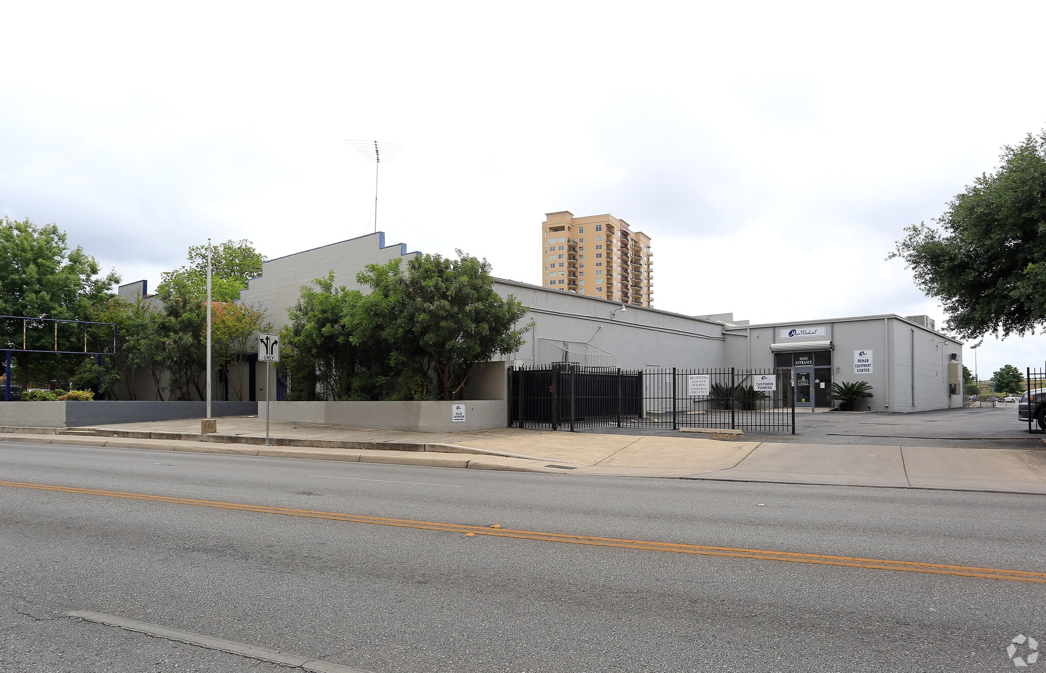 1116 E Houston St, San Antonio, TX for lease Building Photo- Image 1 of 9