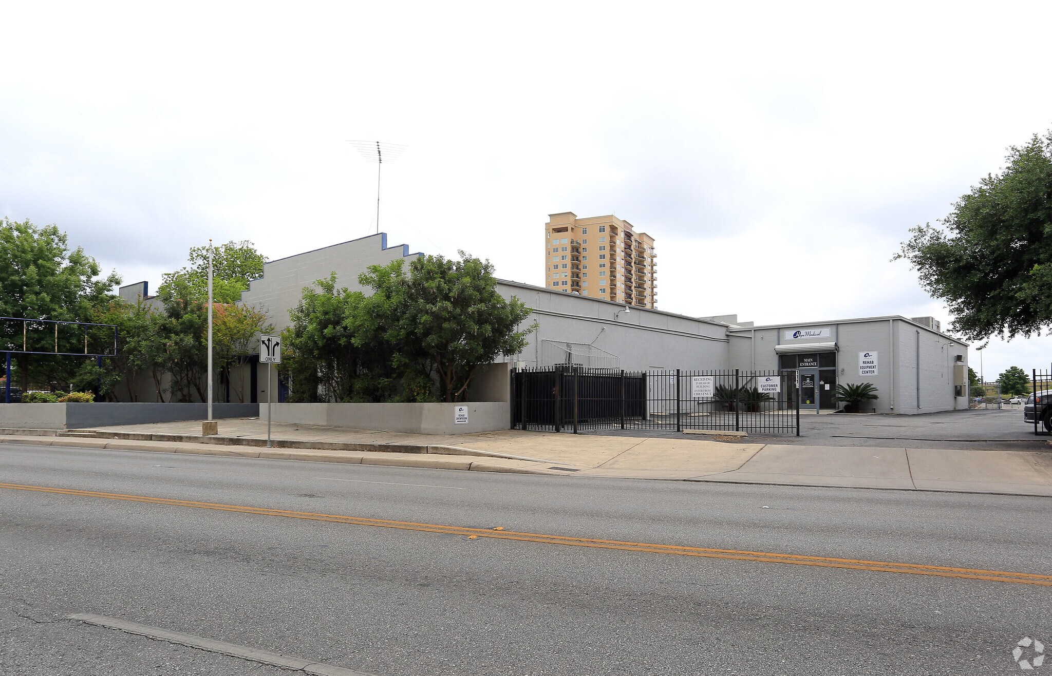 1116 E Houston St, San Antonio, TX à louer Photo du bâtiment- Image 1 de 9