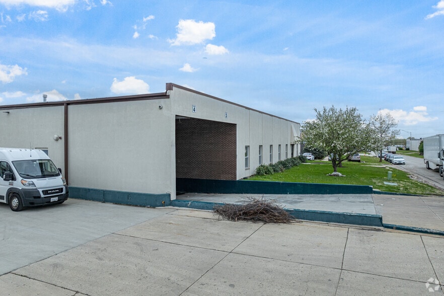 1540-1544 W Wrightwood Ct, Addison, IL à louer - Photo du bâtiment - Image 3 de 5