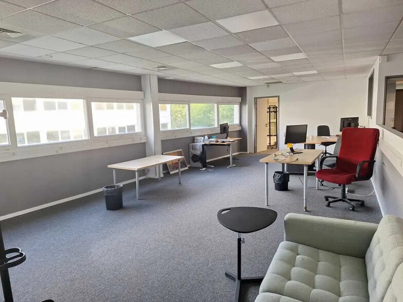 Office in Lormont for lease - Interior Photo - Image 2 of 11