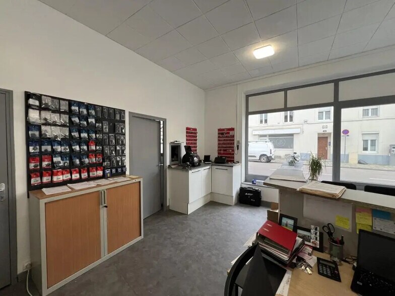 Retail in Reims for lease - Building Photo - Image 3 of 5