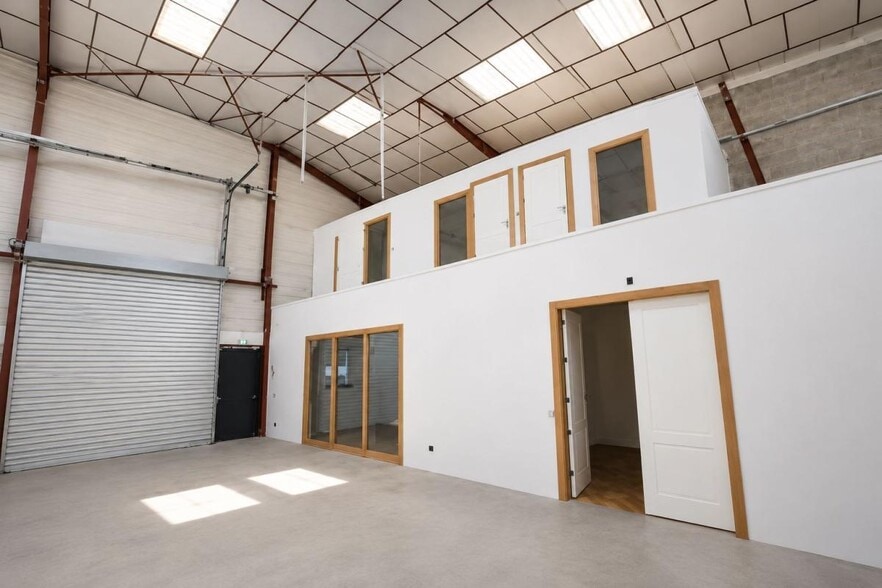 Office in Vaulx-en-Velin for lease - Interior Photo - Image 2 of 6