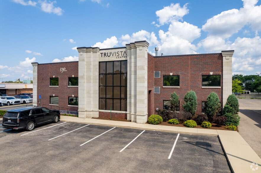 230 W Maple Rd, Troy, MI for lease - Building Photo - Image 1 of 6