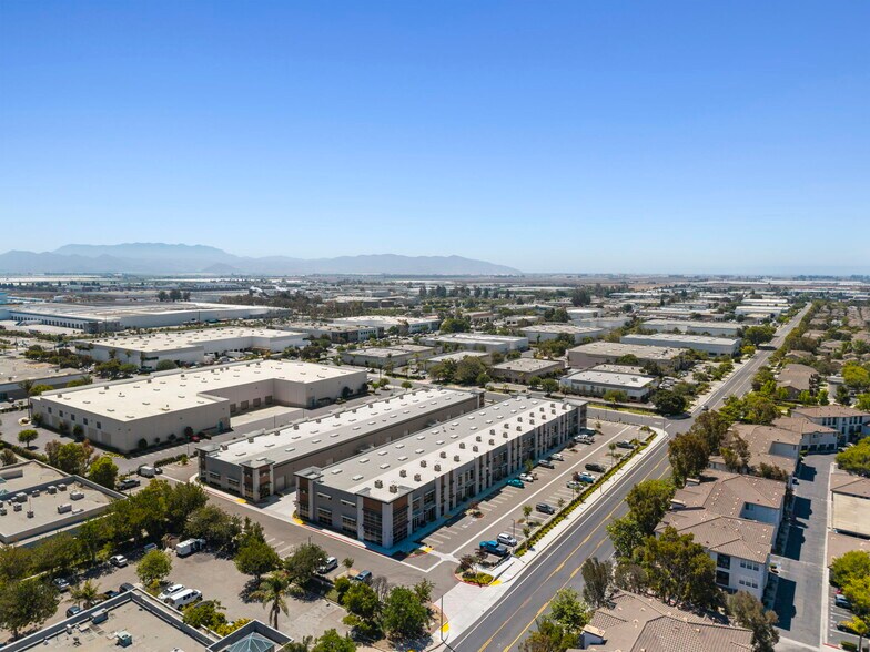 2301 Santiago Ct, Oxnard, CA à vendre - Photo du bâtiment - Image 3 de 18