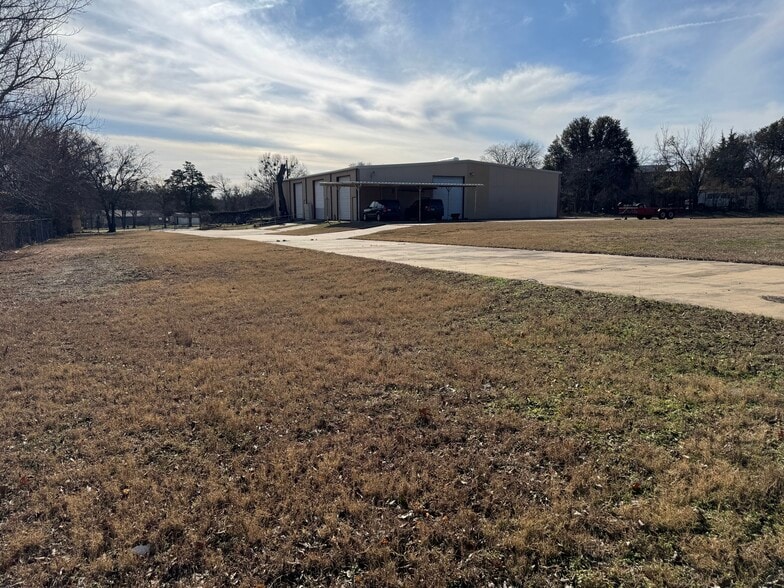 909 Willacy Cir, Cedar Hill, TX for lease - Building Photo - Image 3 of 4
