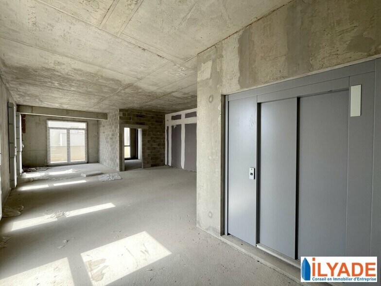 Retail in Manosque for sale - Interior Photo - Image 2 of 10