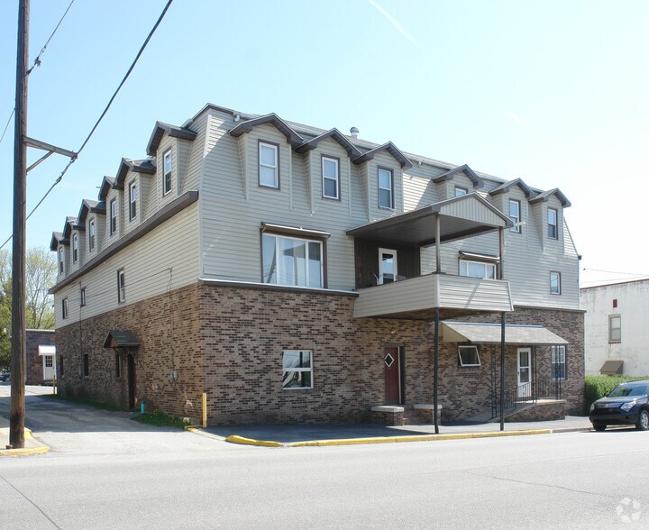 132 Curtin St Portfolio portefeuille de 4 propriétés à vendre sur LoopNet.ca - Photo du bâtiment - Image 2 de 29