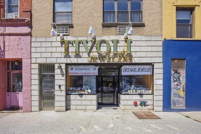 Plus de détails pour 327 Graham Ave, Brooklyn, NY - Commerce de détail à louer