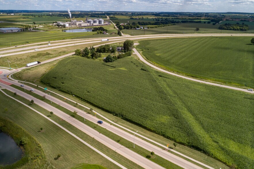 STH 26 @ STH 59, Milton, WI à vendre - Photo du bâtiment - Image 3 de 4