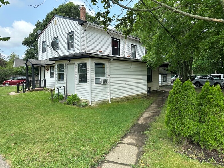 497 Montauk Hwy, East Moriches, NY à vendre - Photo du bâtiment - Image 3 de 9