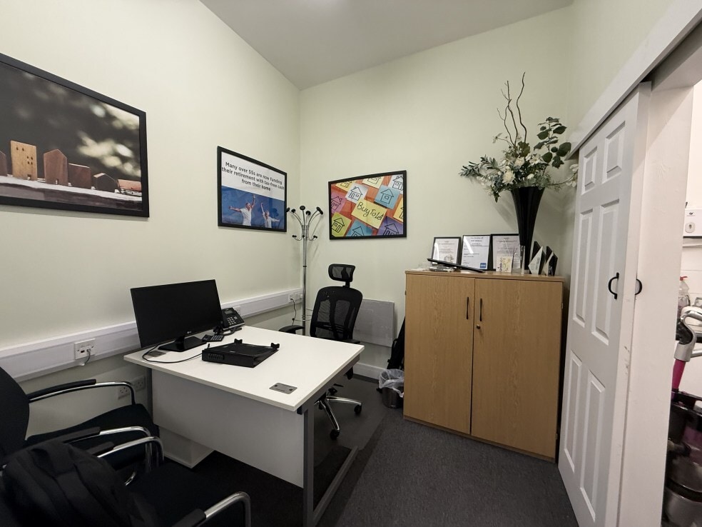 77 Rowlands Rd, Worthing for lease Interior Photo- Image 1 of 4