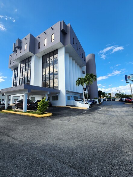 4160 W 16th Ave, Hialeah, FL à louer - Photo du bâtiment - Image 2 de 10